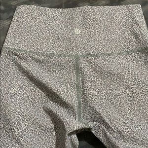 Lululemo cropped wunder under (size 6)